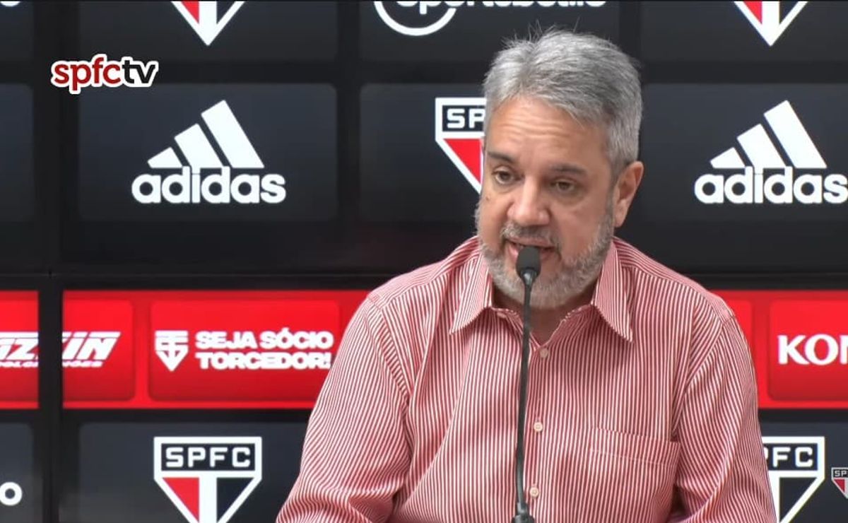 Conselheiros do São Paulo pedem demissão de diretores após erro em nova camisa