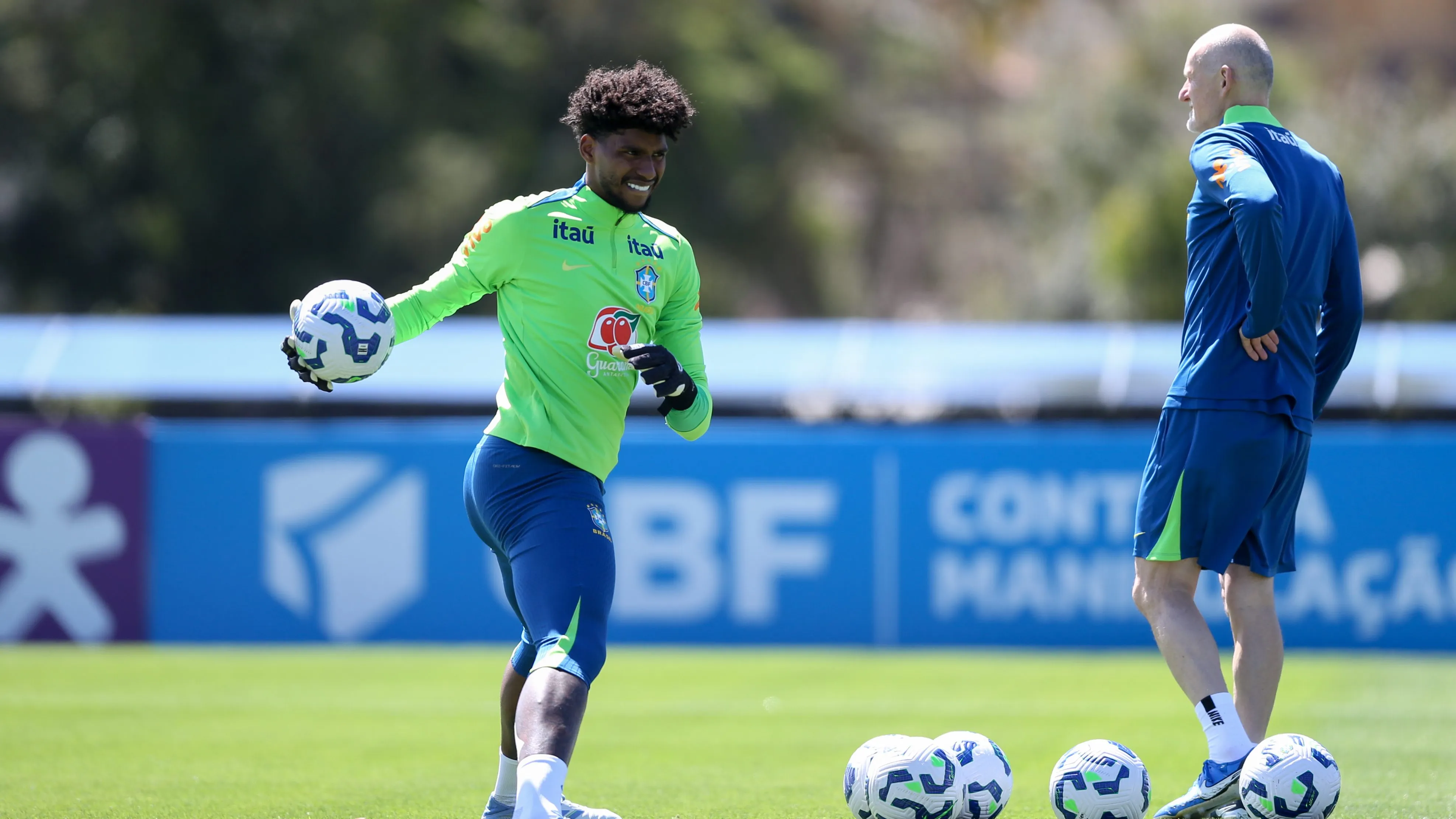 Hugo Souza treina com Taffarel na Granja Comary, em uma de suas convocações –  Foto: Marlon Costa/AGIF