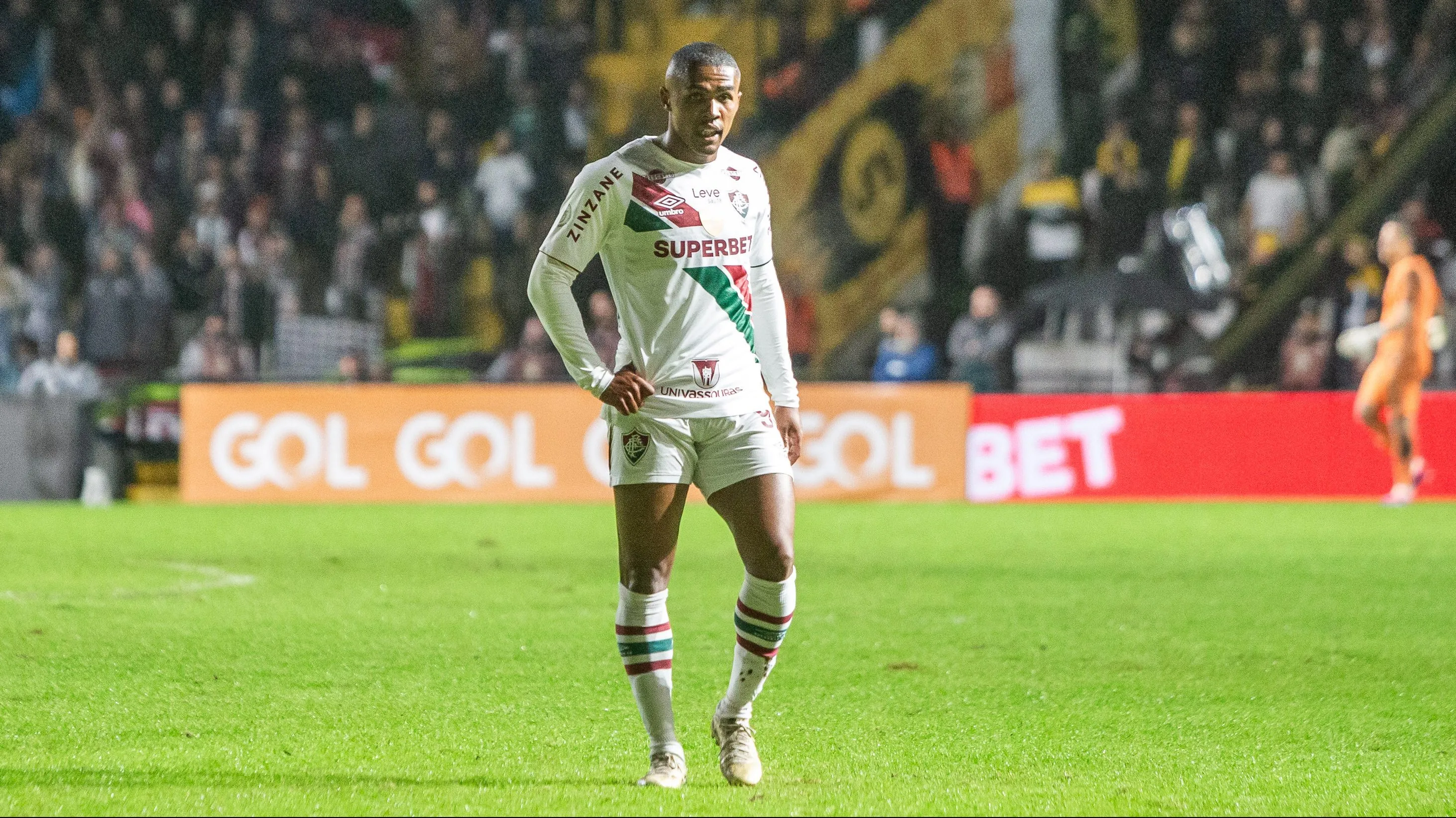 Douglas Costa durante a passagem pelo Fluminense durante partida contra o Criciuma no estadio Heriberto Hulse pelo campeonato Brasileiro A 2024. Foto: Thiago Vasconcelos Dos Santos/AGIF