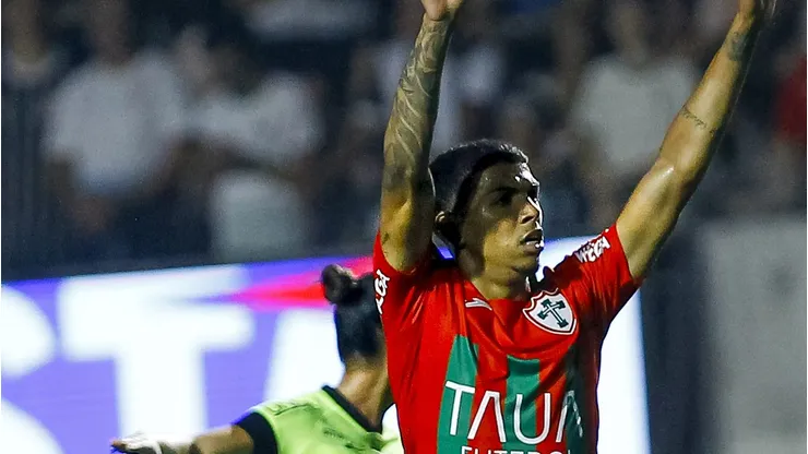 Everton Maceió comemorando gol contra o Timão.
