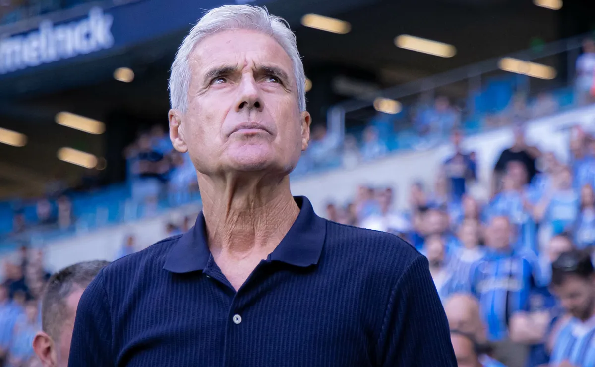 Desafios na Retaguarda: Luís Castro Enfrenta Dilemas na Escalação do Grêmio para o Gre-Nal