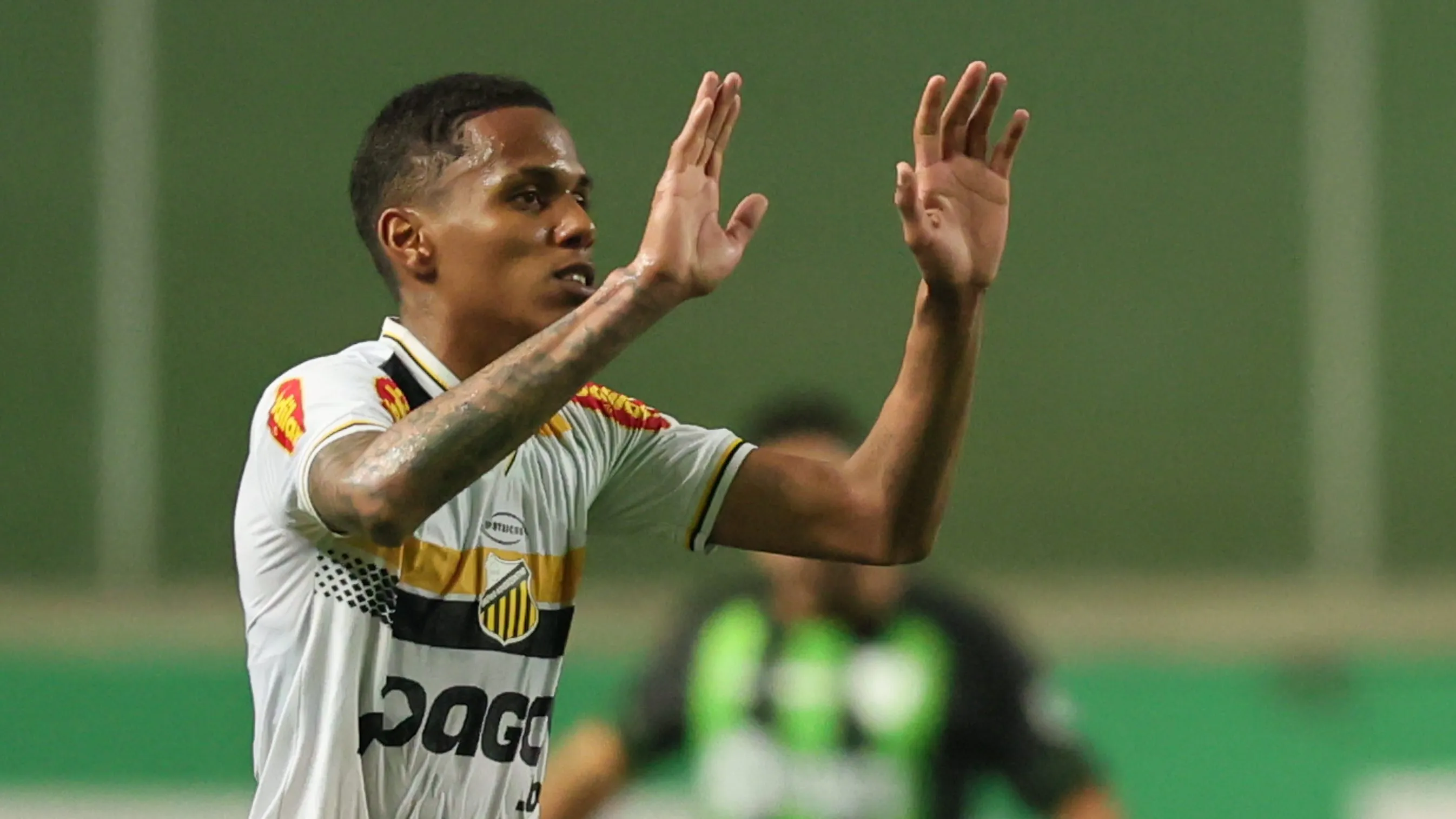 Dantas é observado pelo Fluminense. Foto: Gilson Lobo/AGIF