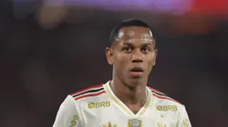 Wallace Yan em campo com a camisa do Fla