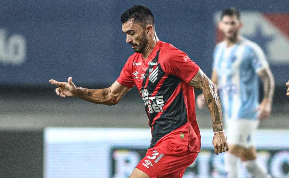 Raul deve ser negociado pelo Athletico Paranaense até o fim da atual janela de transferências