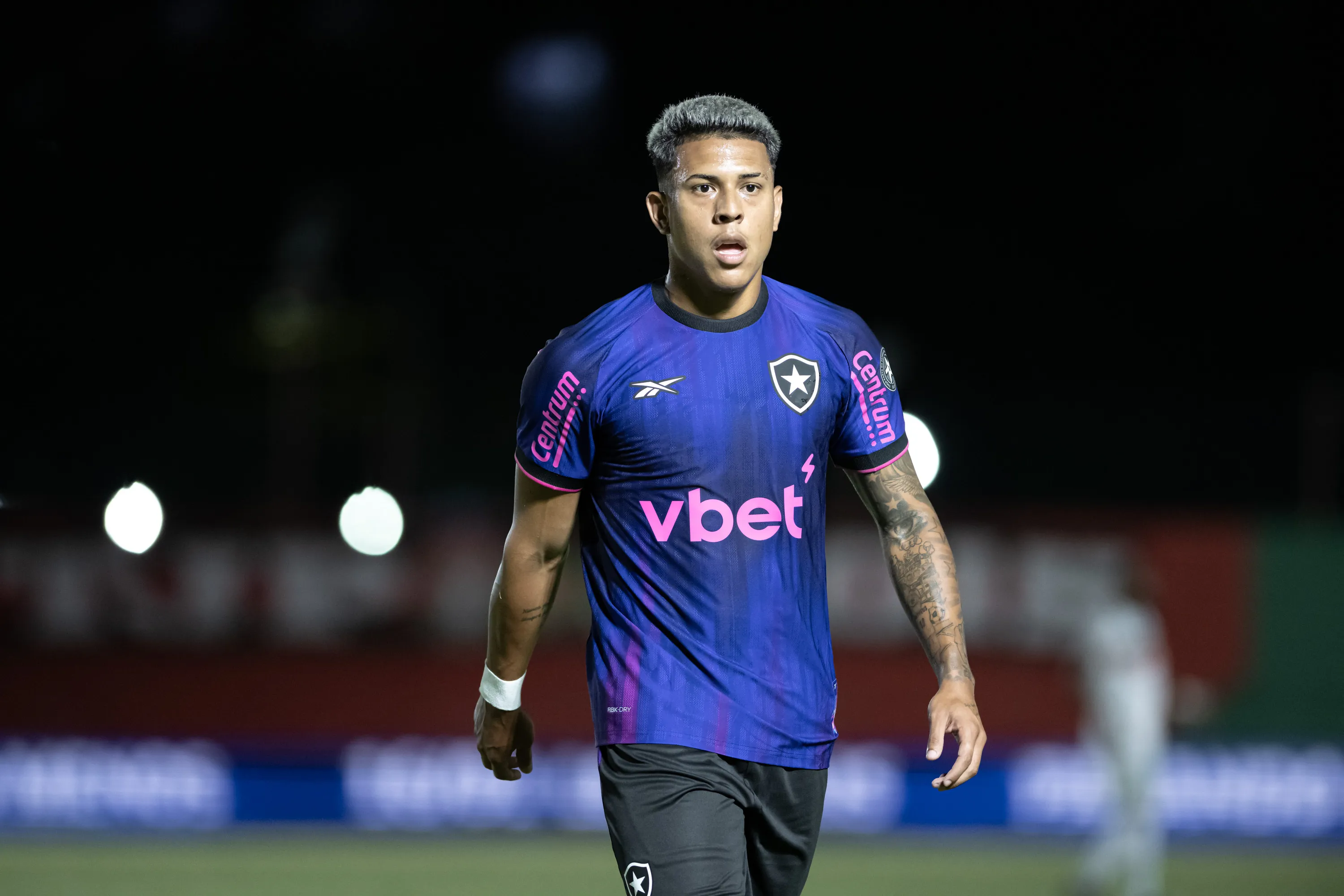 Matheus Martins jogador do Botafogo durante partida contra o Portuguesa no estadio Luso Brasileiro pelo campeonato Carioca 2026. Foto: Jorge Rodrigues/AGIF