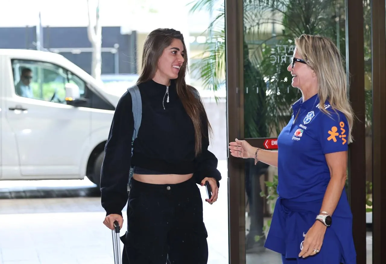 Cris Gambaré recepciona jogadoras. Foto: Lívia Villas Boas/CBF