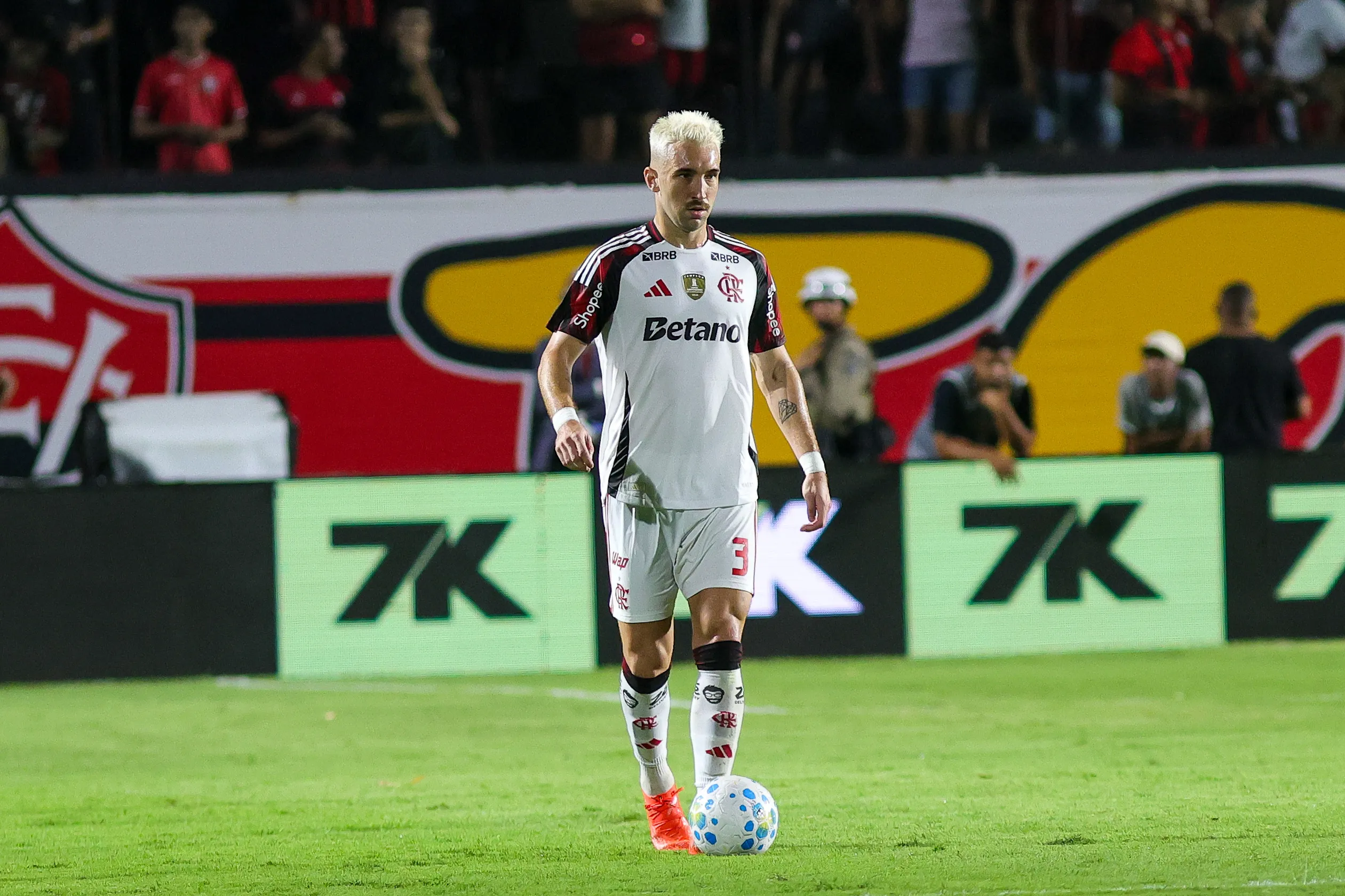 Léo Ortiz já não é unanimidade como titular do Flamengo. Foto: Marcio Jose/AGIF