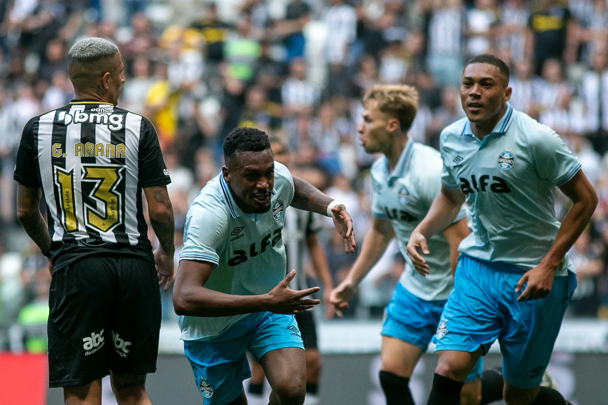 Edenilson  jogador do Gremio comemora seu gol durante partida contra o Atletico-MG no estadio Arena MRV pelo campeonato Brasileiro A 2025. Foto: Fernando Moreno/AGIF