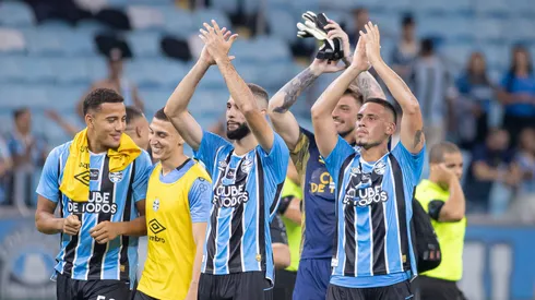 Jogadores do Grêmio comemoram vitória ao final da partida contra o Botafogo. Foto: Maxi Franzoi/AGIF