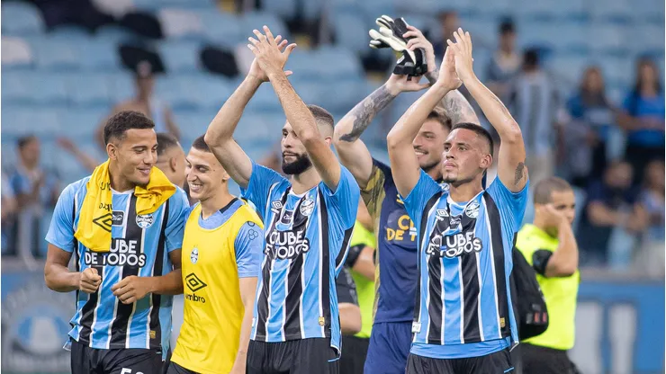 Jogadores do Grêmio comemoram vitória ao final da partida contra o Botafogo. Foto: Maxi Franzoi/AGIF