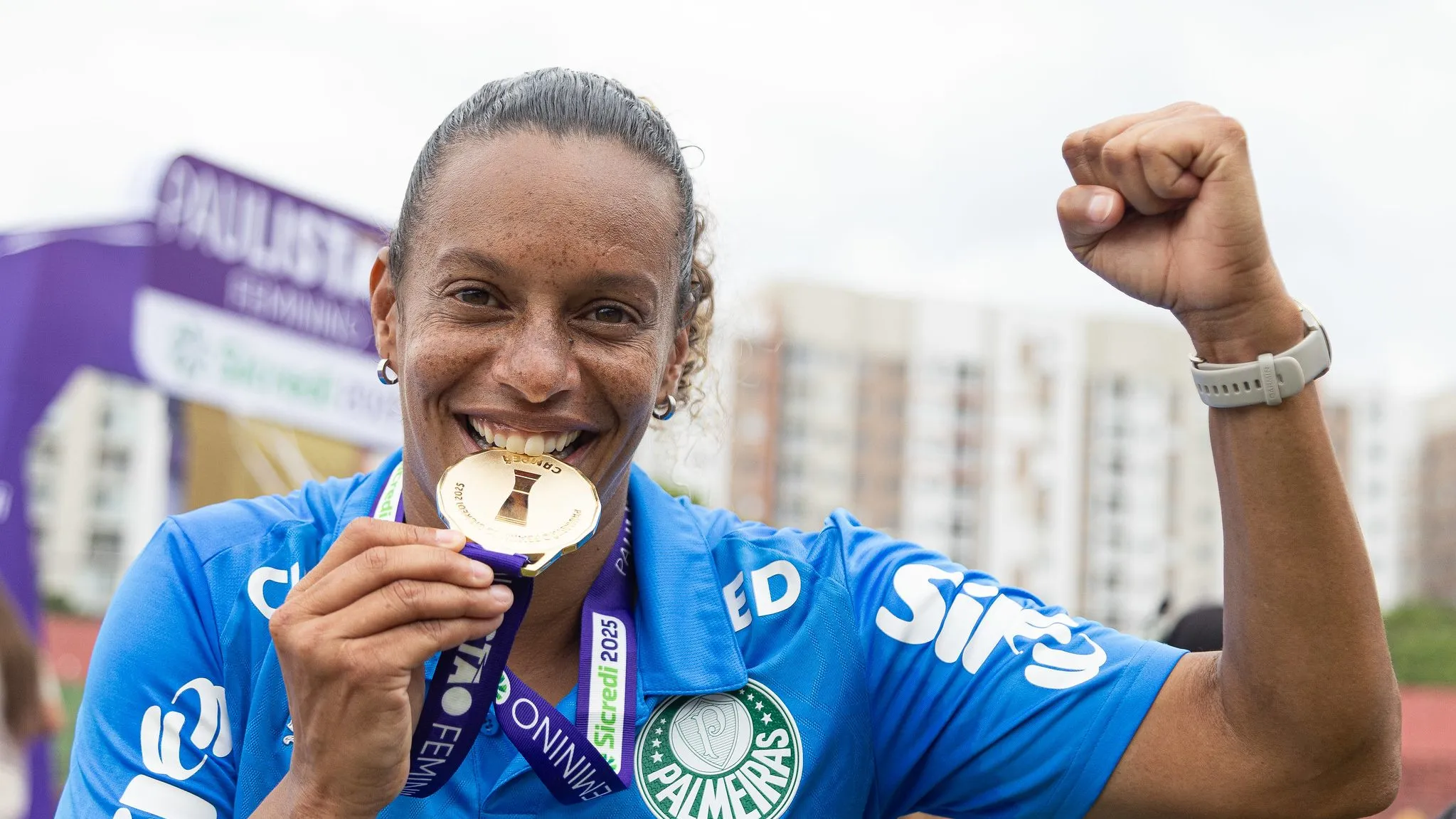 Treinadora do Palmeiras, Rosana Augusto, com medalha do Paulista Feminino