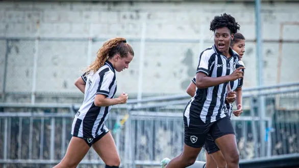 Jogadoras do elenco feminino sub-20 do Botafogo em campo