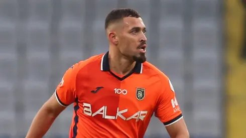 Léo Duarte, zagueiro do Başakşehir em partida pelo campeonato turco (Foto: Ahmad Mora/Getty Images)