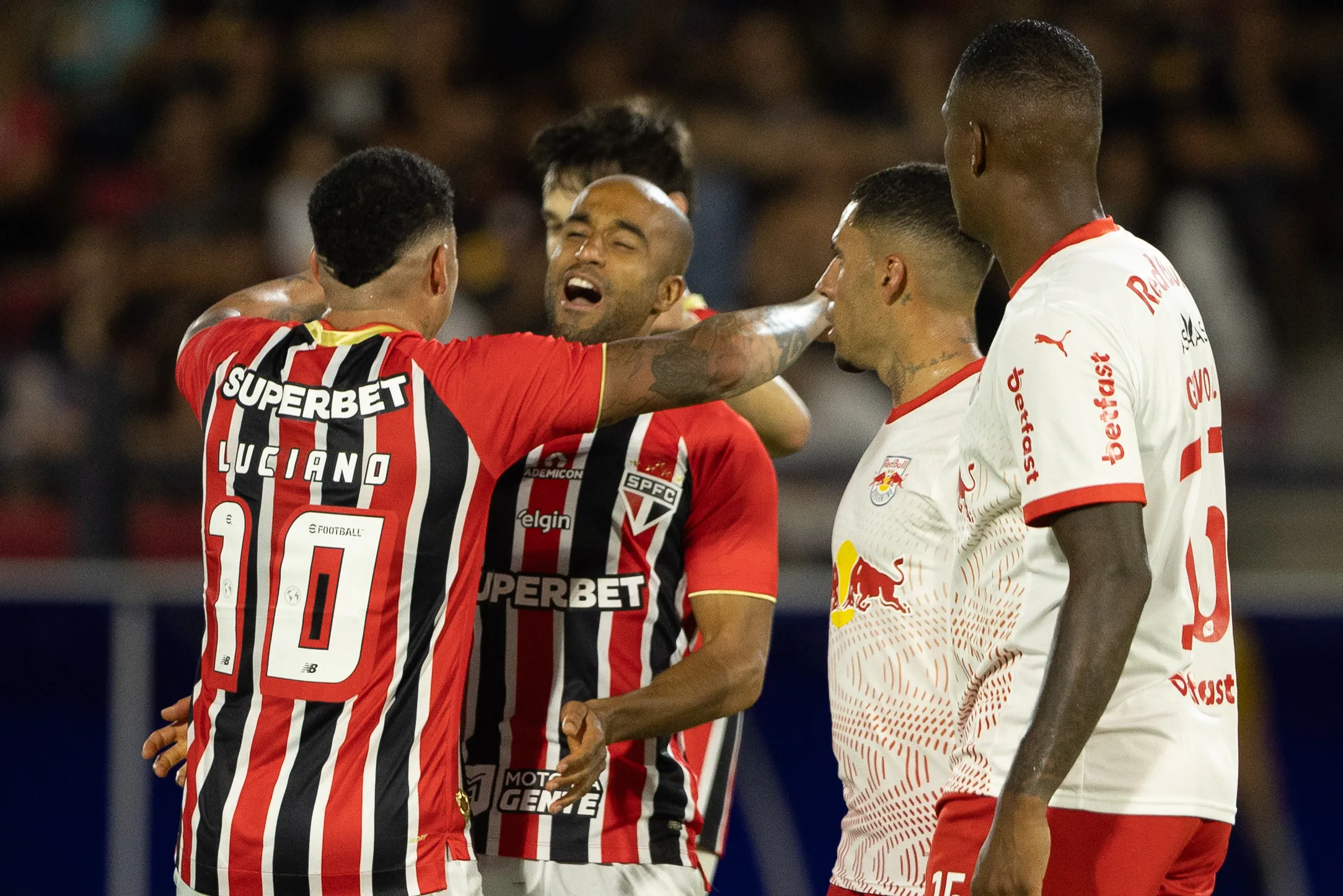 SP – BRAGANCA PAULISTA – 21/02/2026 – PAULISTA 2026, BRAGANTINO X SAO PAULO -lucas moura jogador do Sao Paulo comemora seu gol durante partida contra o Bragantino no estadio Cicero De Souza Marques pelo campeonato Paulista 2026. Foto: Joisel Amaral/AGIF
