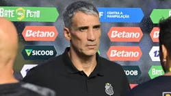 Juan Pablo Vojvoda, técnico do Santos antes da partida contra o Sao Paulo no estadio Vila Belmiro pelo campeonato Brasileiro A 2026.