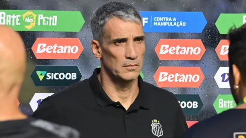 Juan Pablo Vojvoda, técnico do Santos antes da partida contra o Sao Paulo no estadio Vila Belmiro pelo campeonato Brasileiro A 2026.