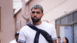 Gabigol durante chegada do Santos em Novorizontino