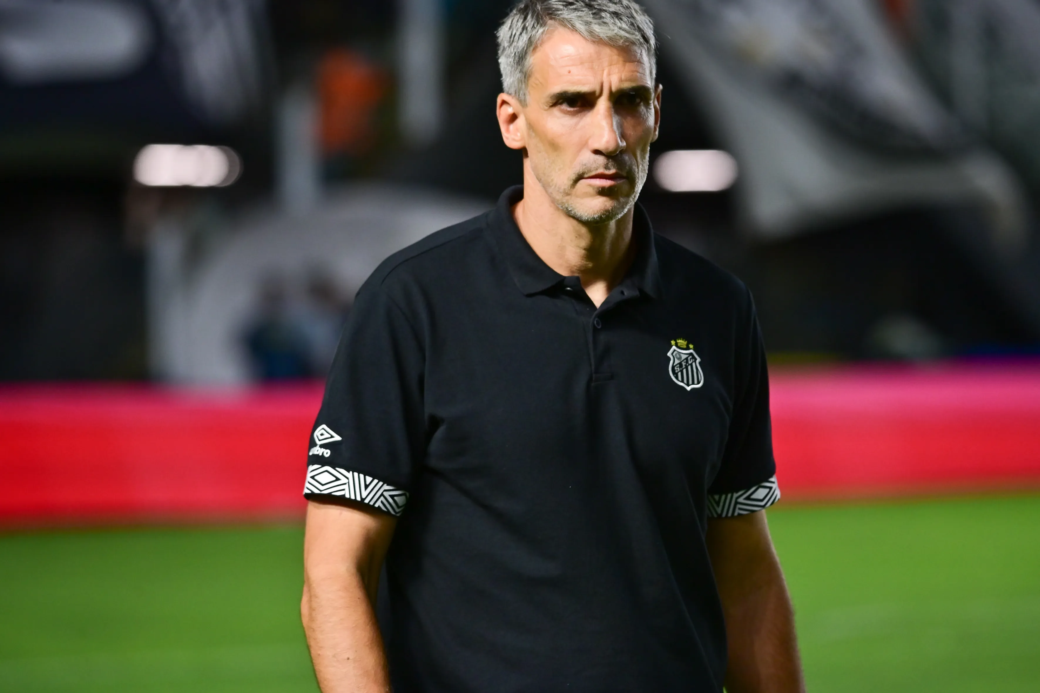 SP – SANTOS – 15/02/2026 – PAULISTA 2026, SANTOS X VELO CLUBE – Juan P. Vojvoda tecnico do Santos durante partida contra o Velo Clube no estadio Vila Belmiro pelo campeonato Paulista 2026. Foto: Jota Erre/AGIF