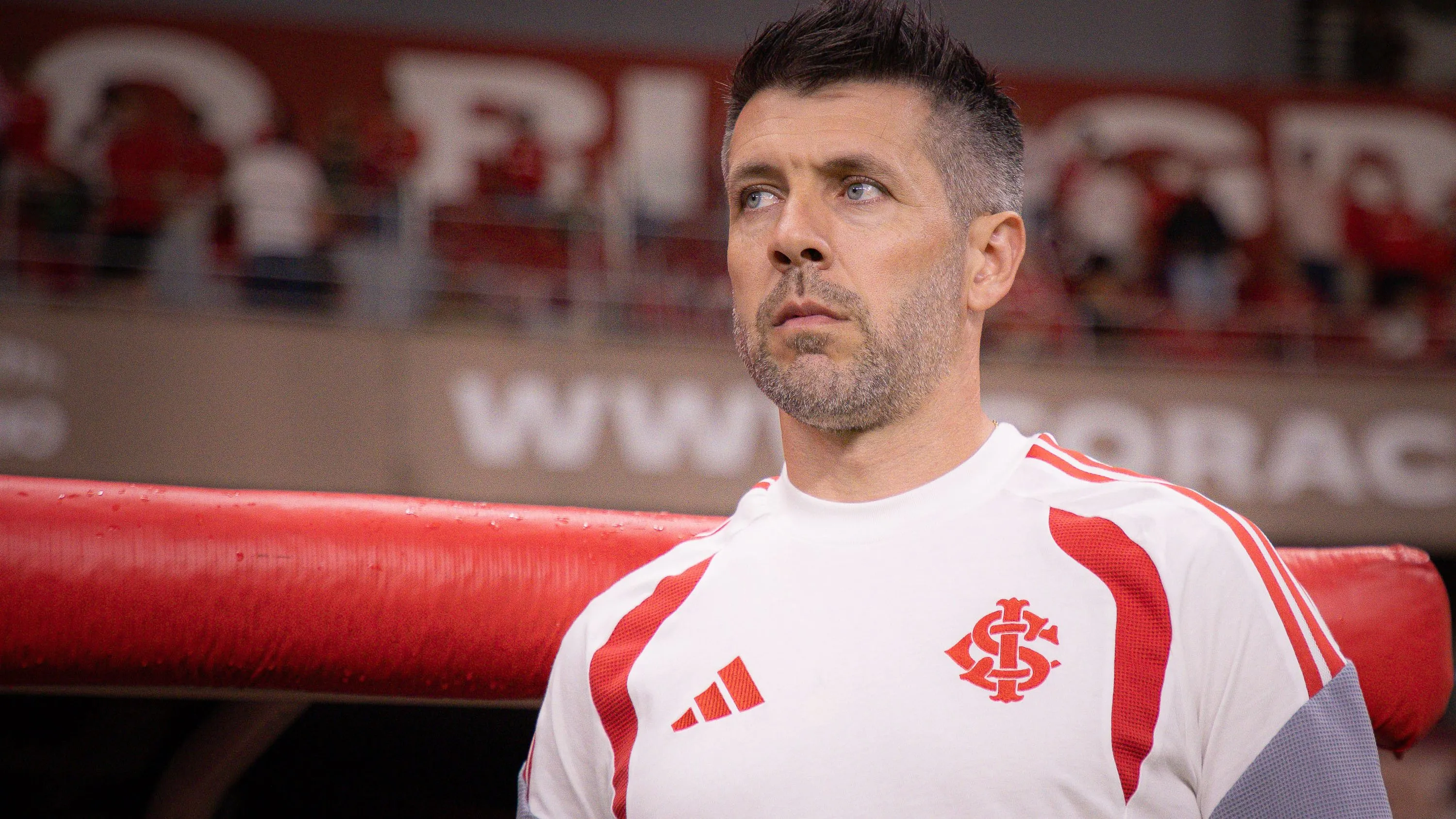 A expectativa de Pezzolano é contar com reforços para o sistema defensivo – Foto: Maxi Franzoi/AGIF