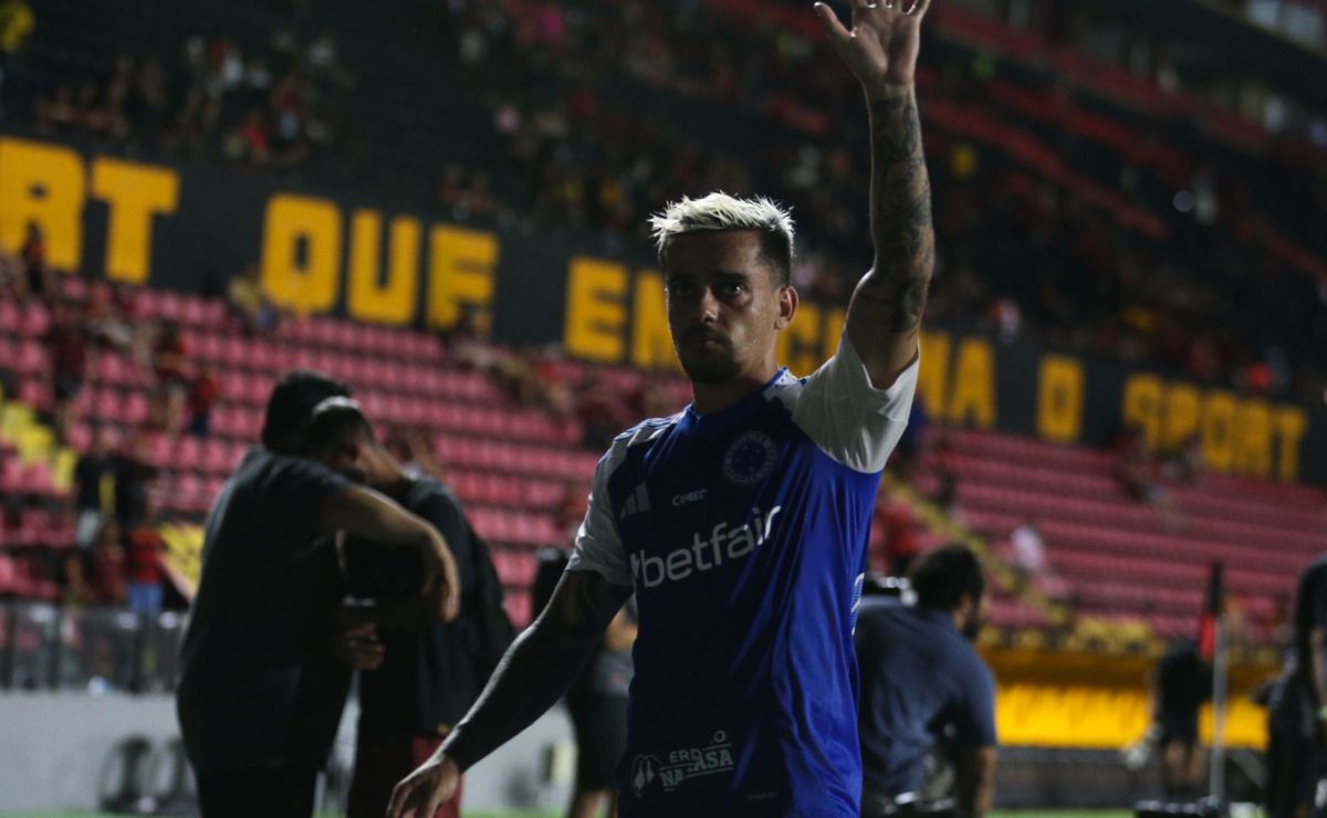 Fagner tenta se firmar no Cruzeiro justamente contra o Corinthians de seu passado