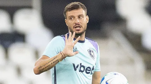 Anselmi em treino do Botafogo no Estádio Nilton Santos – Foto: Vitor Silva/Botafogo.