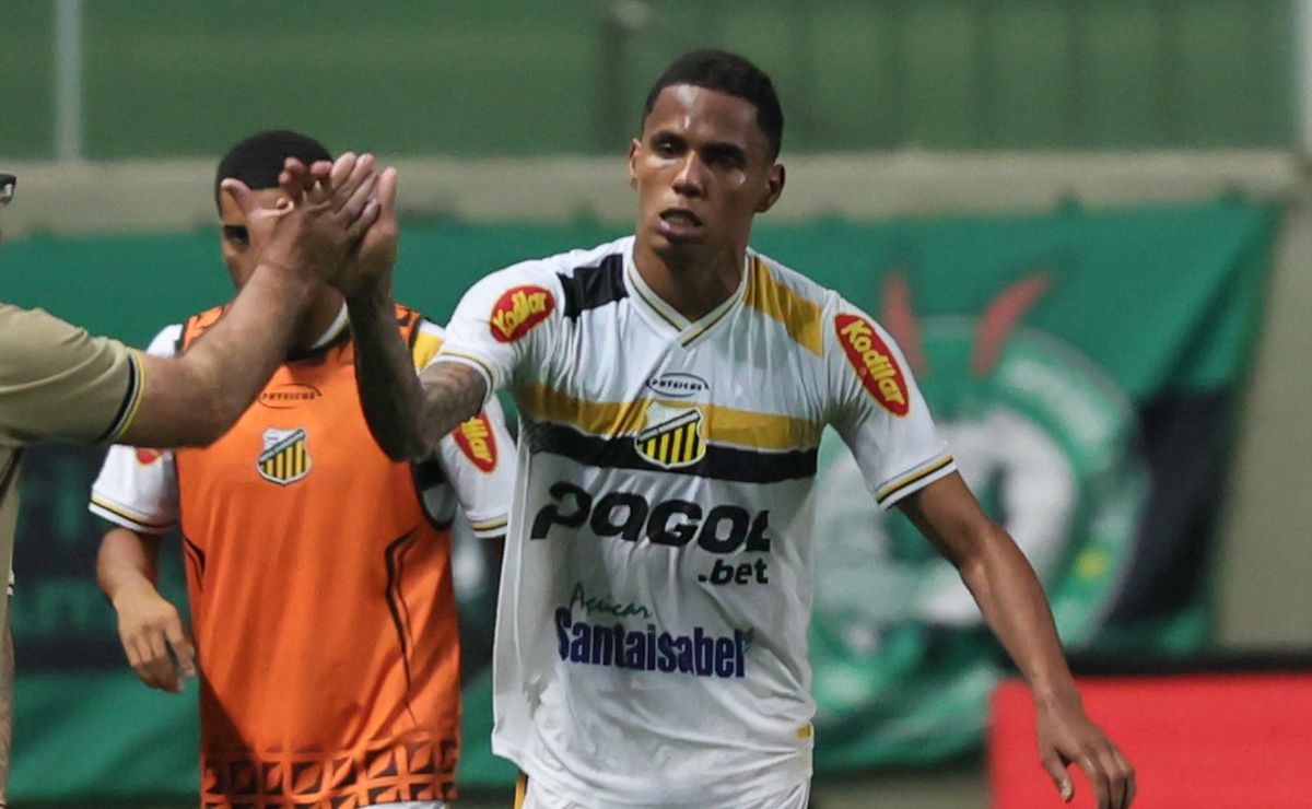 Fluminense dorme no ponto e Botafogo consegue avançar após disputa pela contratação do zagueiro Dantas