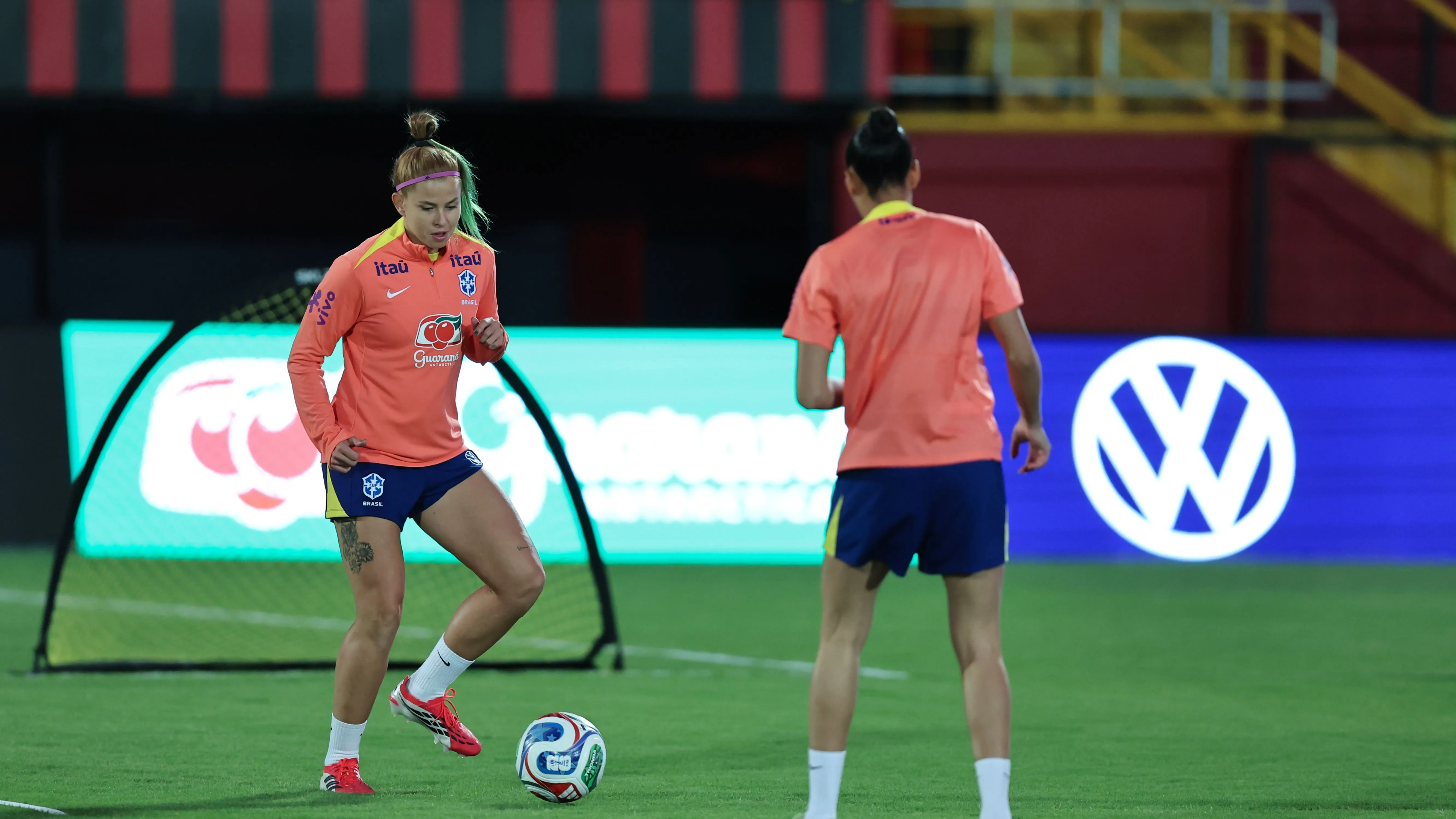 Fê Palermo durante treino da Seleção Feminina na Costa Rica