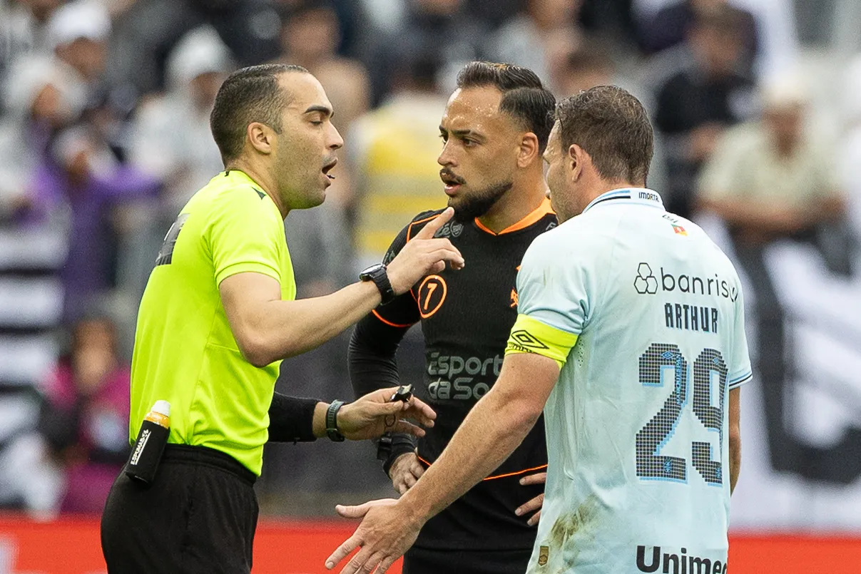 SP – SAO PAULO – 02/11/2025 – BRASILEIRO A 2025, CORINTHIANS X GREMIO – O arbitro Davi de Oliveira Lacerda durante partida entre Corinthians e Gremio no estadio Arena Corinthians pelo campeonato Brasileiro A 2025. Foto: Joisel Amaral/AGIF