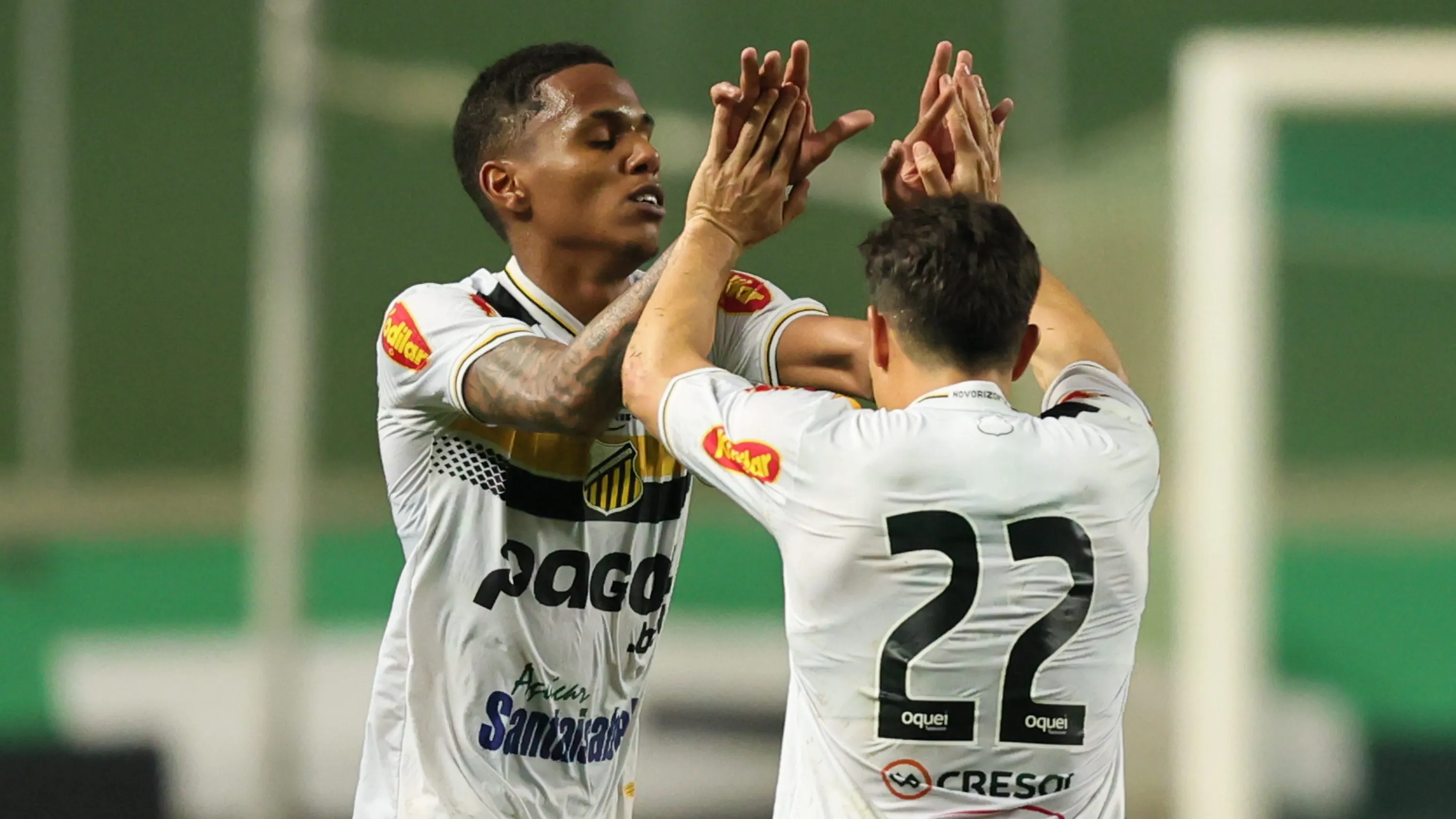 Fluminense não teve sucesso pelo zagueiro - Foto: Gilson Lobo/AGIF.