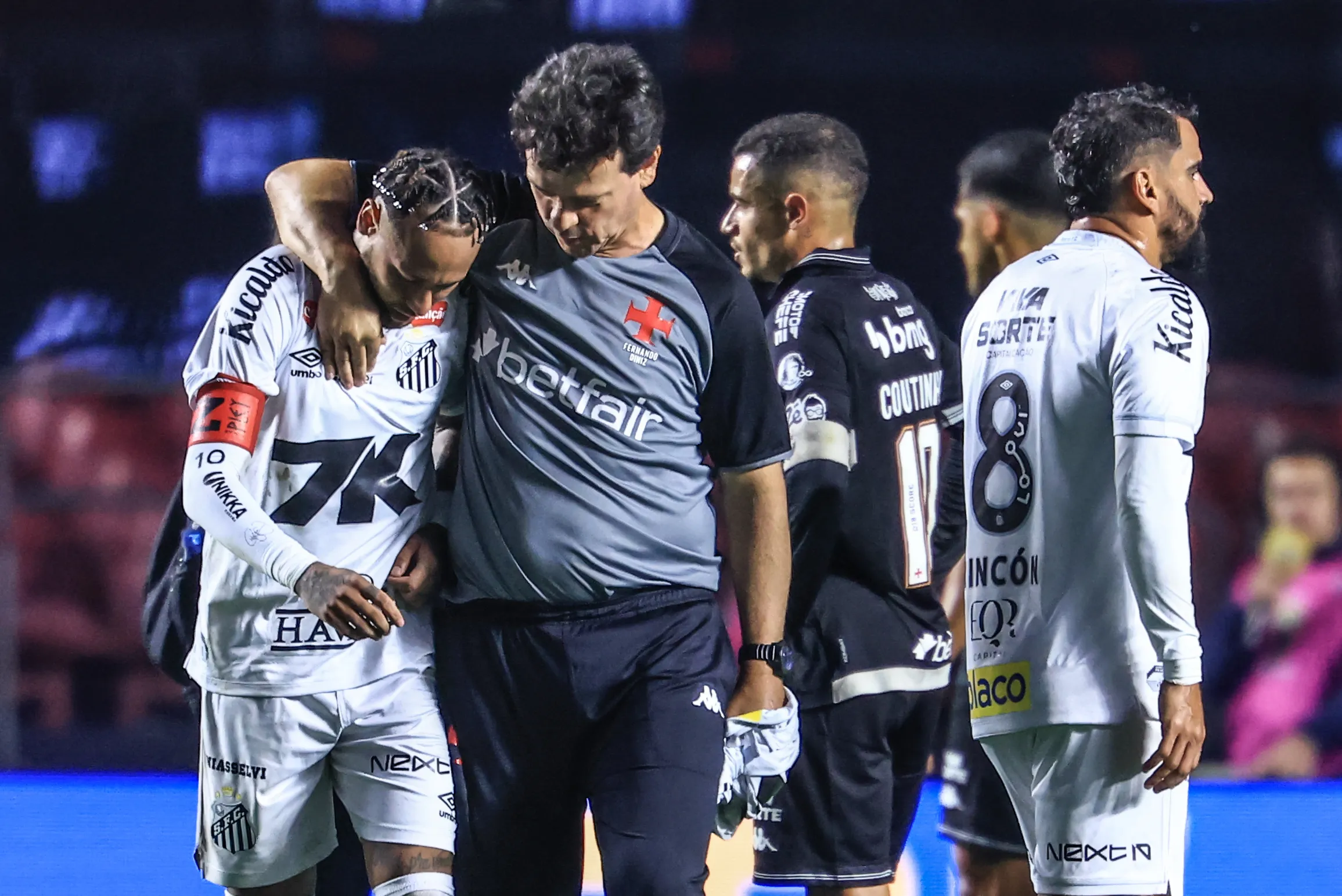 Neymar é consolado por Diniz após goleada do Vasco. Foto: Marcello Zambrana/AGIF