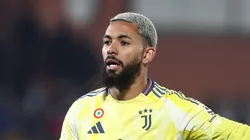 Douglas Luiz em campo com a camisa da Juventus.