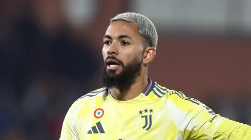 Douglas Luiz em campo com a camisa da Juventus.