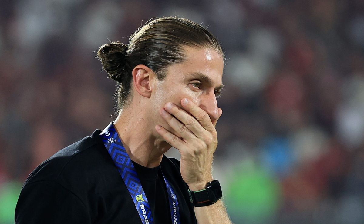 Elenco, Filipe Luís e José Boto agem nos bastidores para o Flamengo buscar o troféu da Recopa