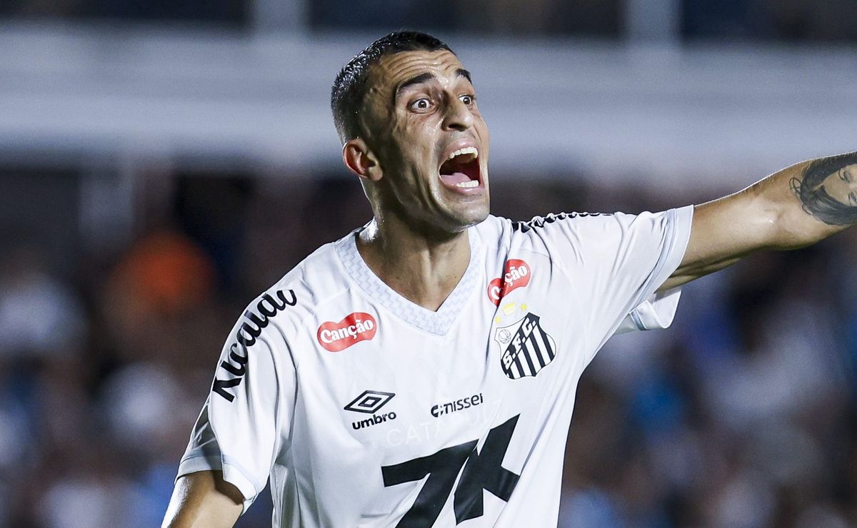 João Schmidt não deve deixar o Santos nesta janela e continua nos planos de Vojvoda