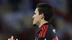 Pedro ao lado de Filipe Luís durante jogo do Fla.