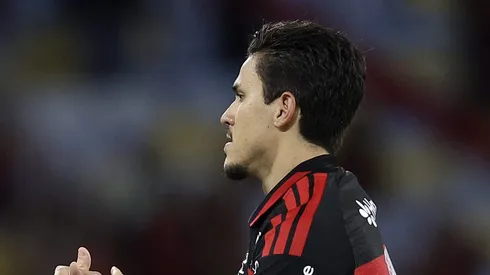 Pedro ao lado de Filipe Luís durante jogo do Fla.