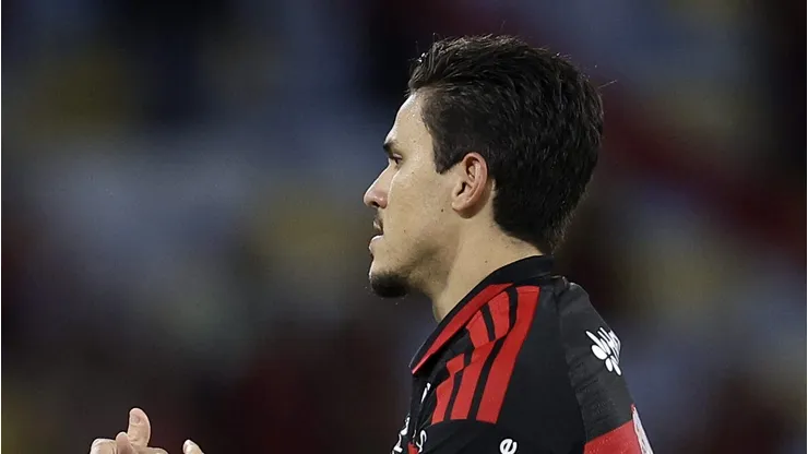 Pedro ao lado de Filipe Luís durante jogo do Fla.