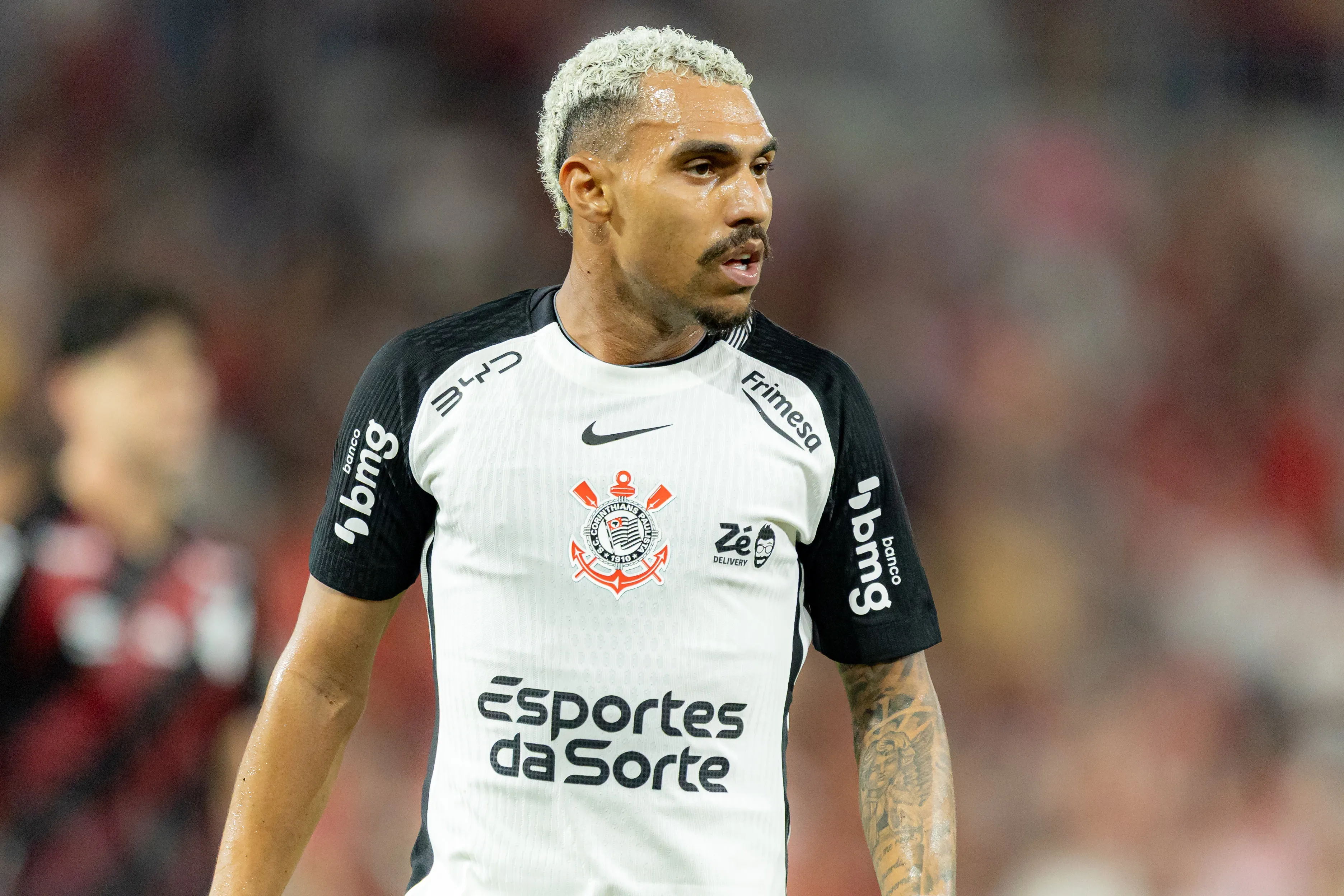 Matheuzinho jogador do Corinthians durante partida contra o Athletico-PR no estadio Arena da Baixada pelo campeonato Brasileiro A 2026. Foto: Paulo De Tarso/AGIF