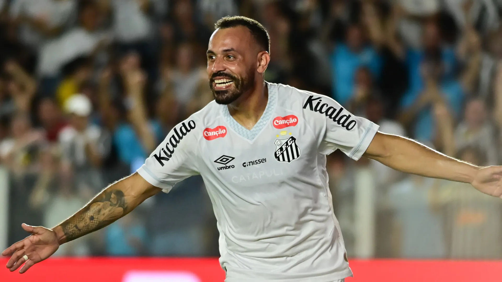 Moisés vibrando após balançar a rede na Vila Belmiro – Foto: Jota Erre/AGIF