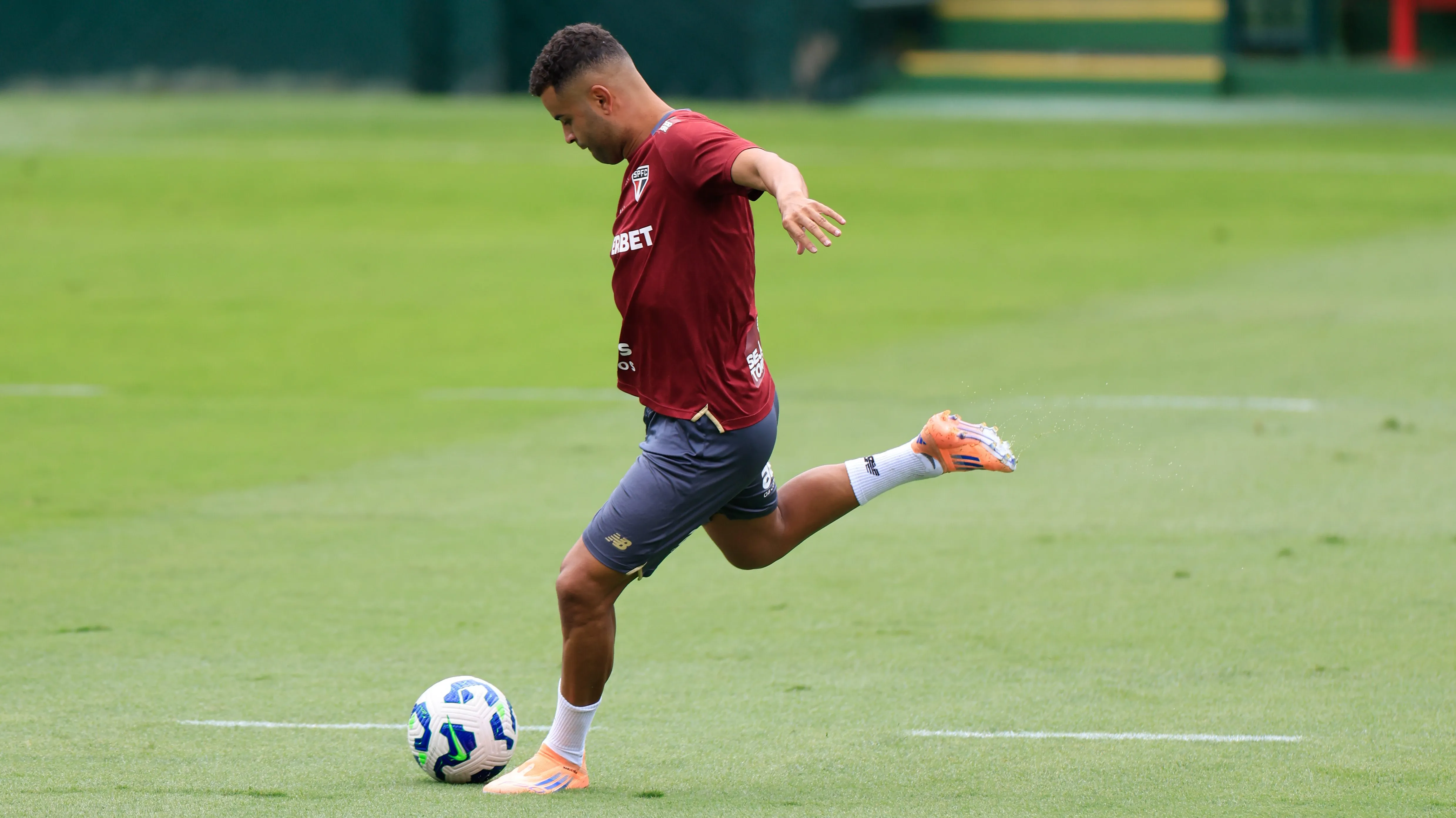Alisson segue treinando na Barra Funda - Foto: Marcello Zambrana/AGIF.