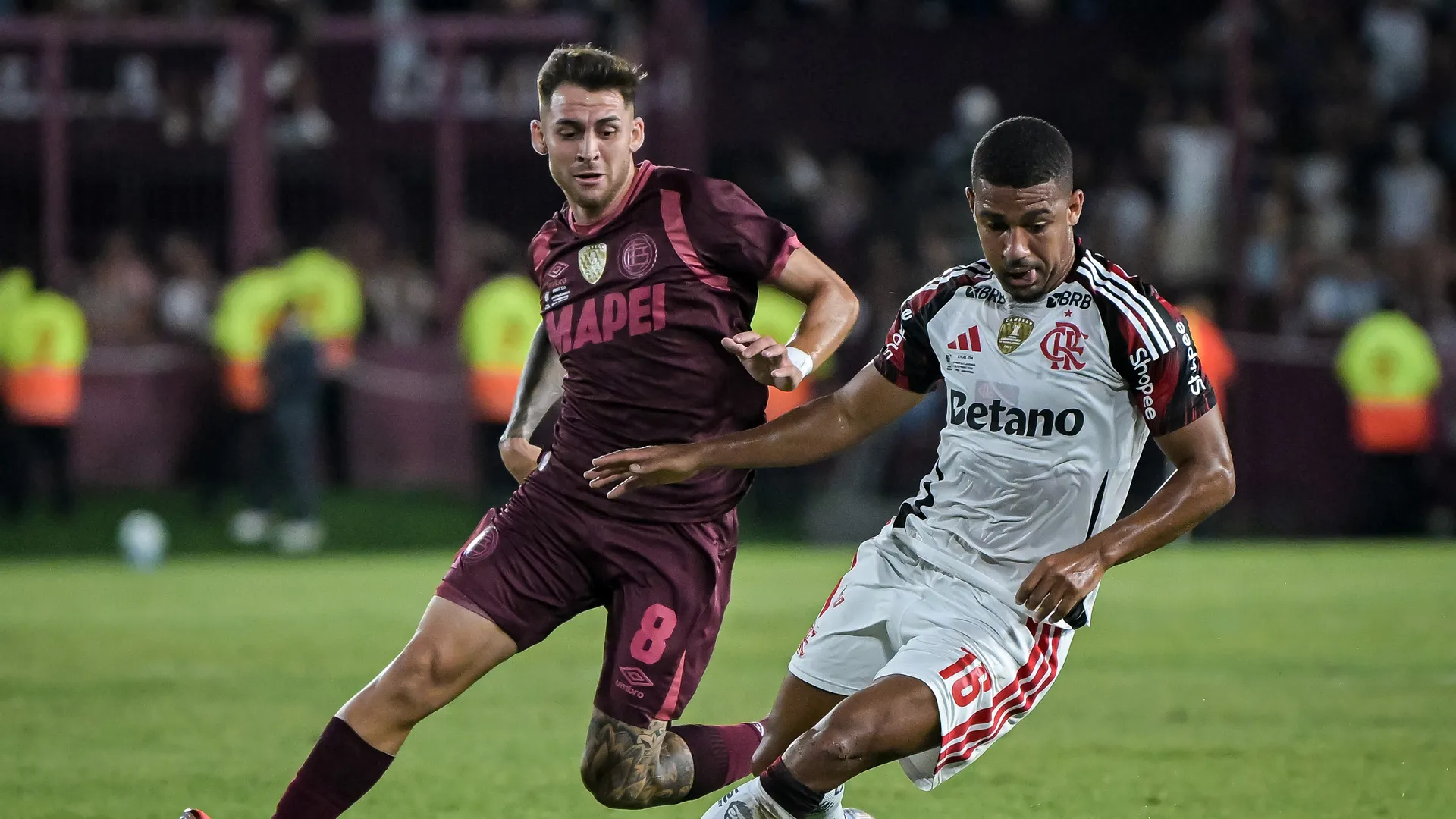 Samuel Lino disputa com jogador do Lanús (Foto: Marcelo Endelli/Getty Images)