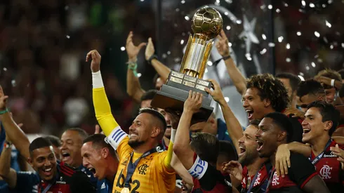 Jogadores do Flamengo erguem o troféu de campeões da Recopa Sul-Americana 2020 após derrotarem o Independiente del Valle. (Photo by Bruna Prado/Getty Images)