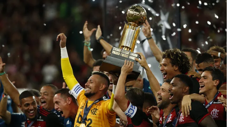 Jogadores do Flamengo erguem o troféu de campeões da Recopa Sul-Americana 2020 após derrotarem o Independiente del Valle. (Photo by Bruna Prado/Getty Images)