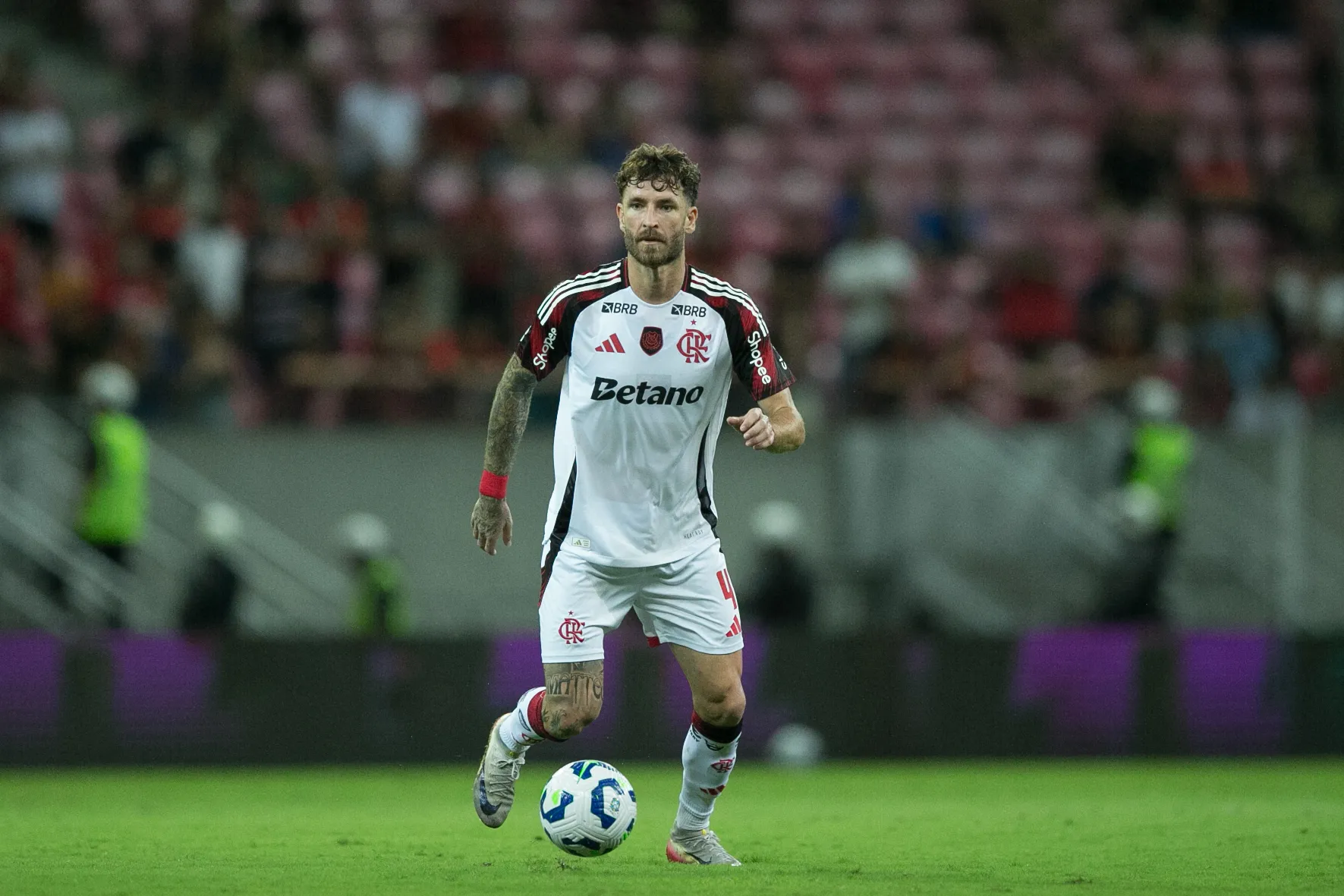Leo Pereira jogador do Flamengo durante a partida contra o Sport na Arena de Pernambuco, pelo Campeonato Brasileiro A 2025. Foto: Marlon Costa/AGIF