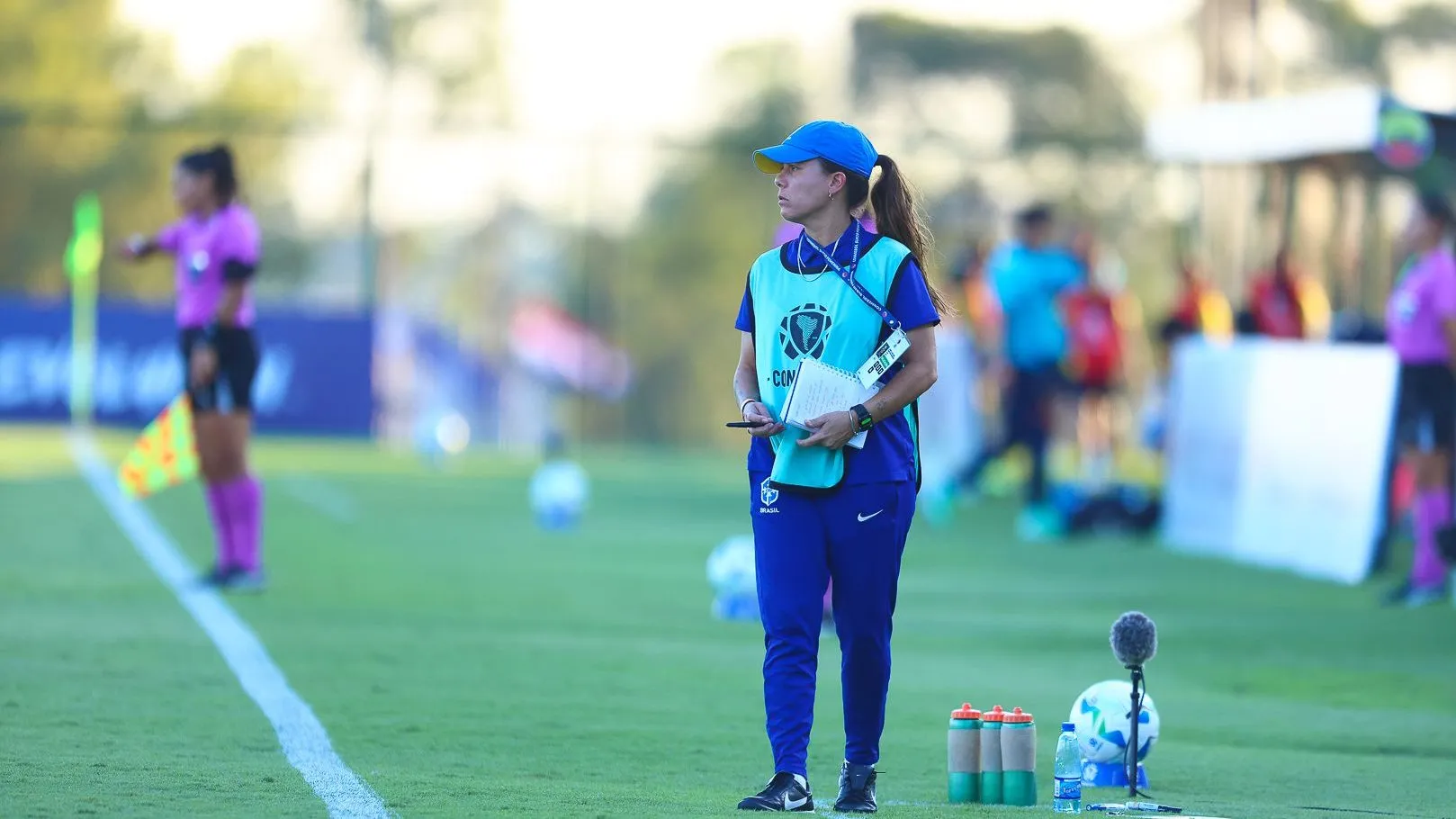 Camilla Orlando observa a Seleção no jogo com o Equador, pela quarta rodada da fase final do Sul-Americano Feminino Sub-20