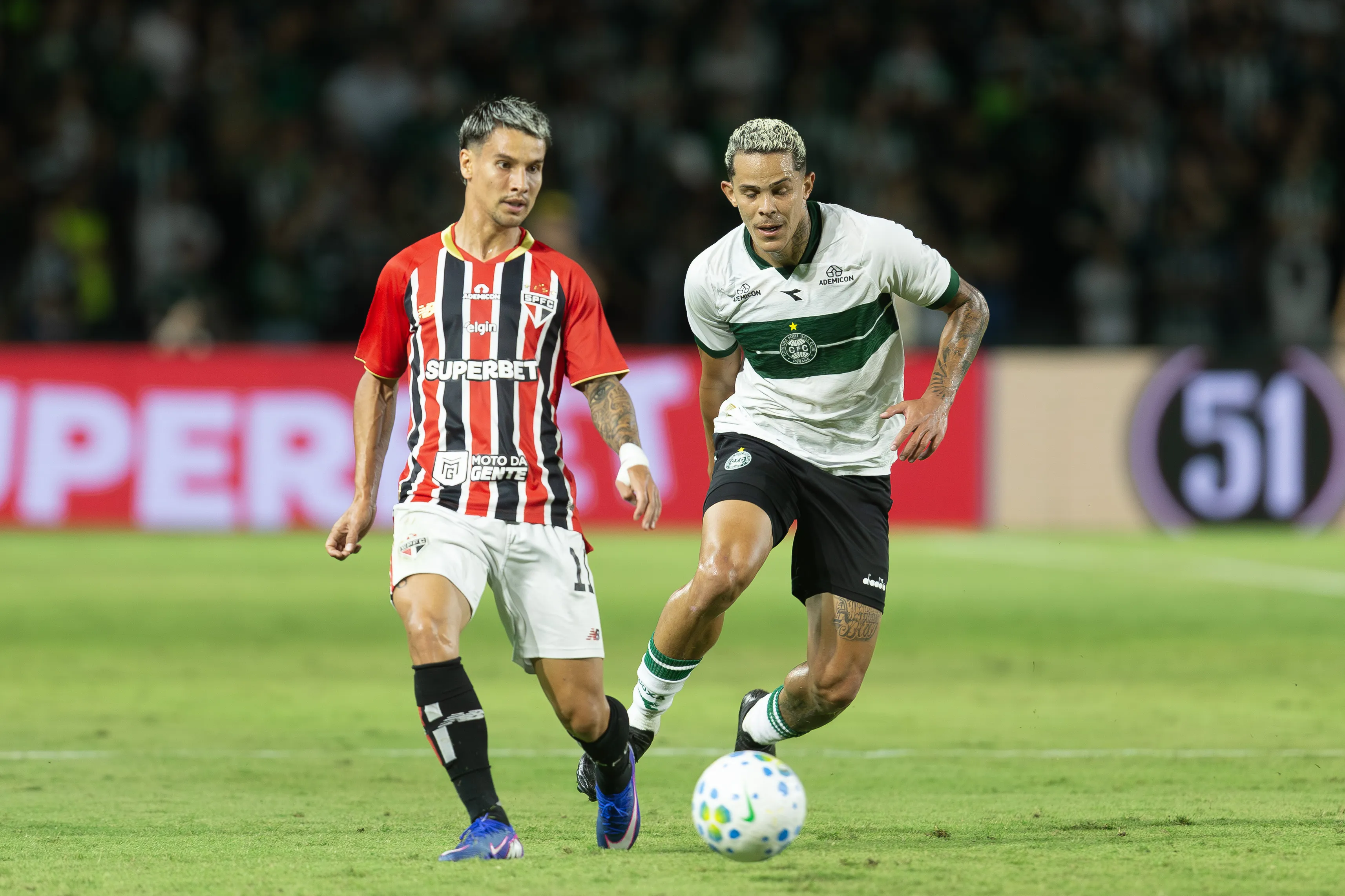 Vitória contra o Coritiba, no Couto Pereira, serviu para Crespo dar chances a reservas, como Ferreira – Foto: Hedeson Alves/AGIF