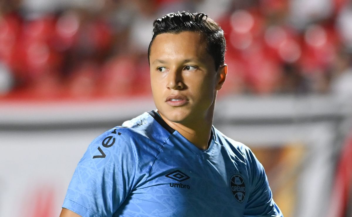 Torcida do Grêmio critica Natanael após entrada dura em Marlon: “Quase quebra…”