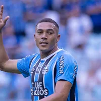 Carlos Vinícius é criticado em Grêmio x Atlético-MG