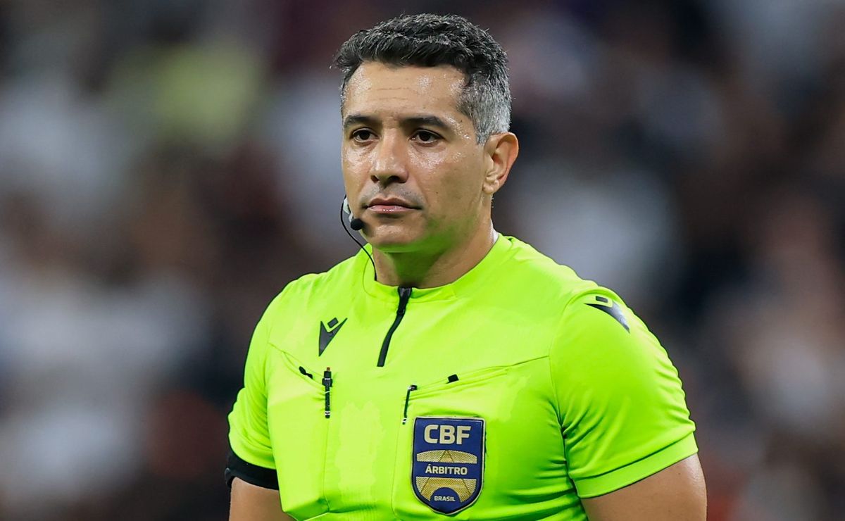 Pênalti para o Palmeiras divide redes entre acusação de simulação de Vitor Roque e defesa do lance