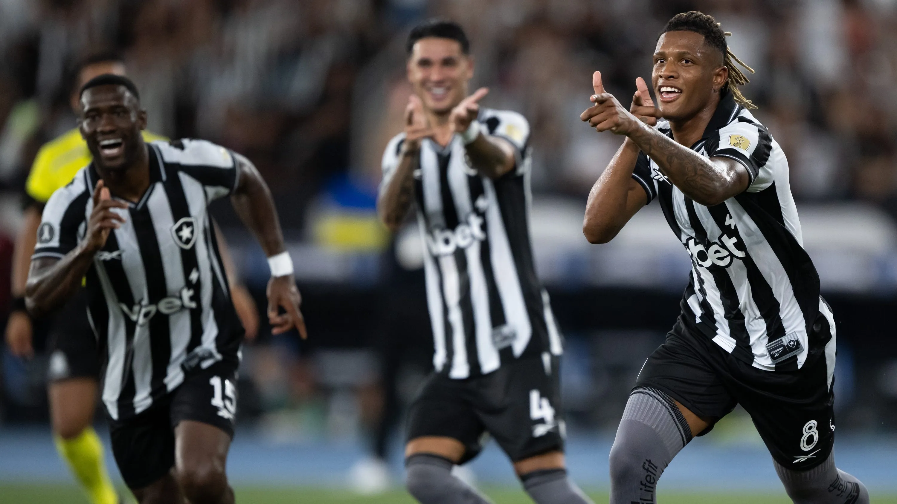 Danilo comemora gol do Botafogo em vitória sobre bolivianos na Libertadores – Foto: Jorge Rodrigues/AGIF